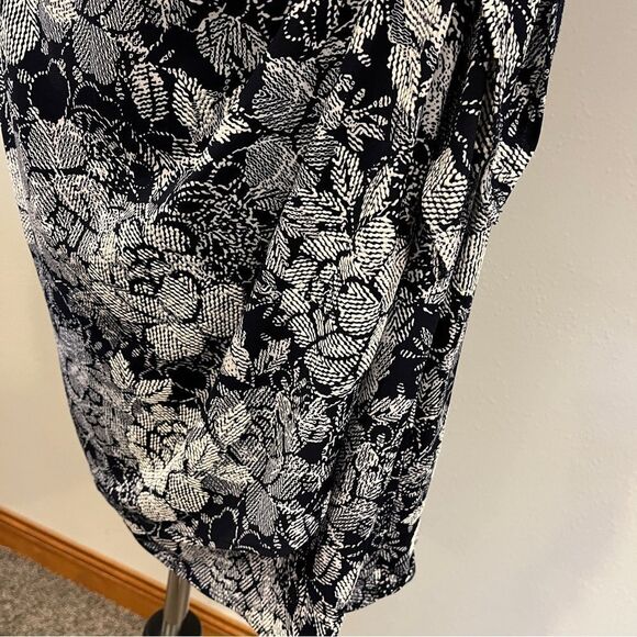 Floral sleeveless Dress with front tie - Picture 4 of 15